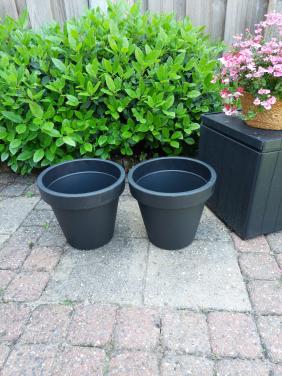 2 kunststof bloempotten izgs