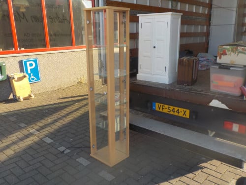 Beuken vitrine kast met verlichting en spiegel op de achterkant in bijna ni