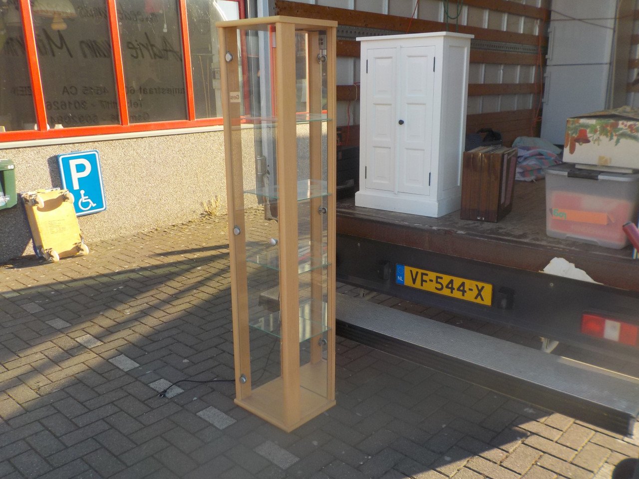 Beuken vitrine kast met verlichting en spiegel op de achterkant in bijna ni