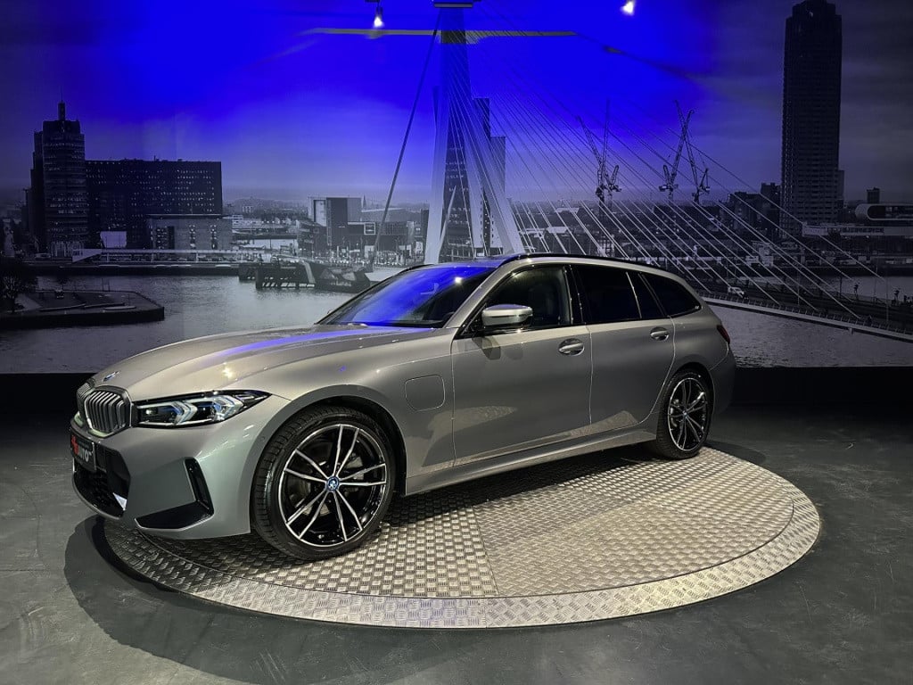 BMW 3-serie touring 330e xdrive *pano*360camera*sportstoelen*laser*