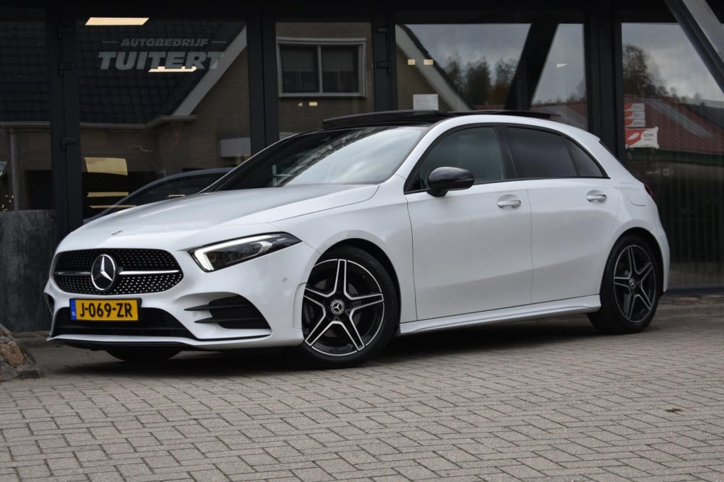 Mercedes-Benz A-Klasse 180 amg night | sfeerverlichting | panoramadak | app