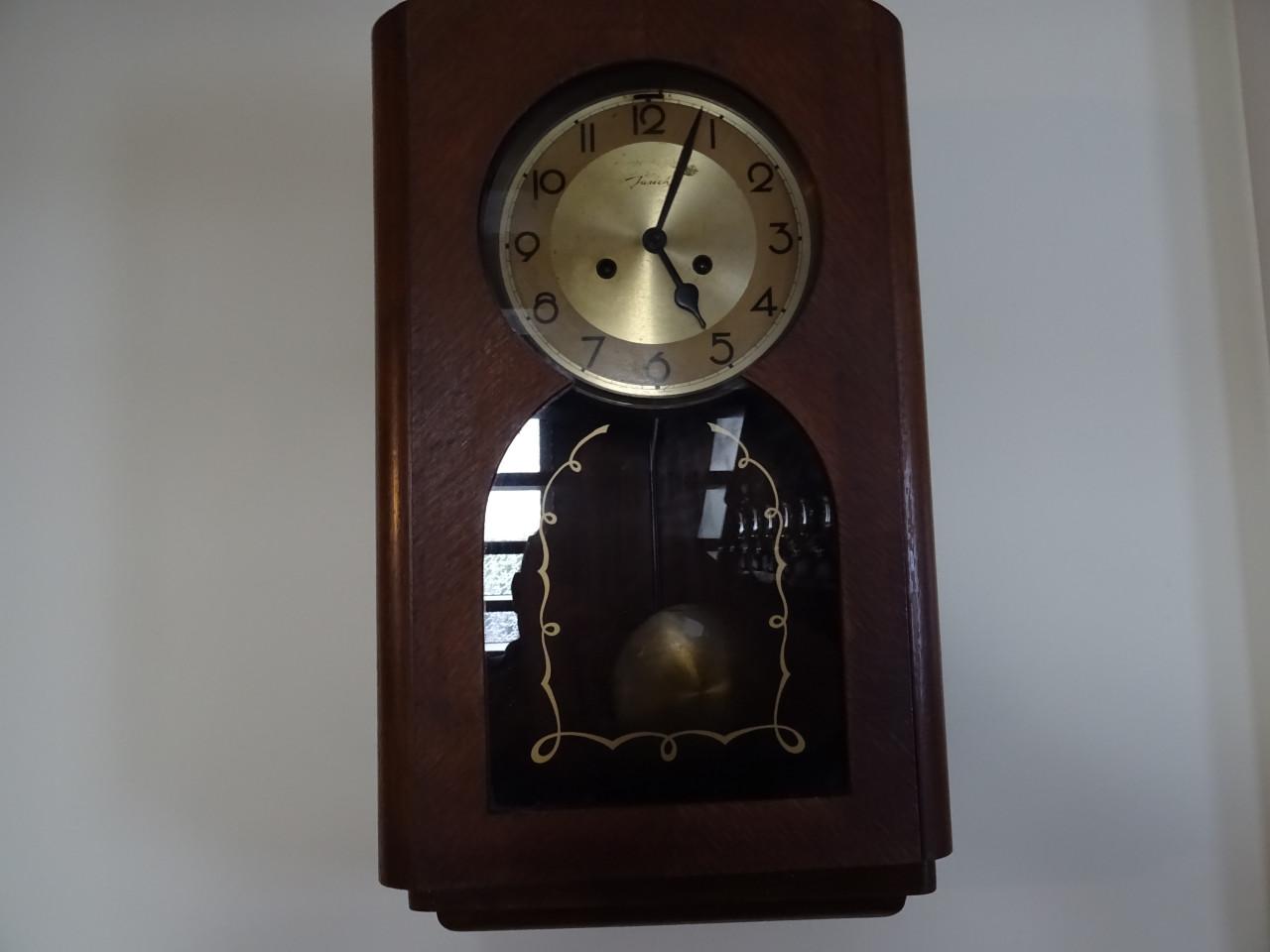 Te koop nog mooie eiken houten klok met sleutel