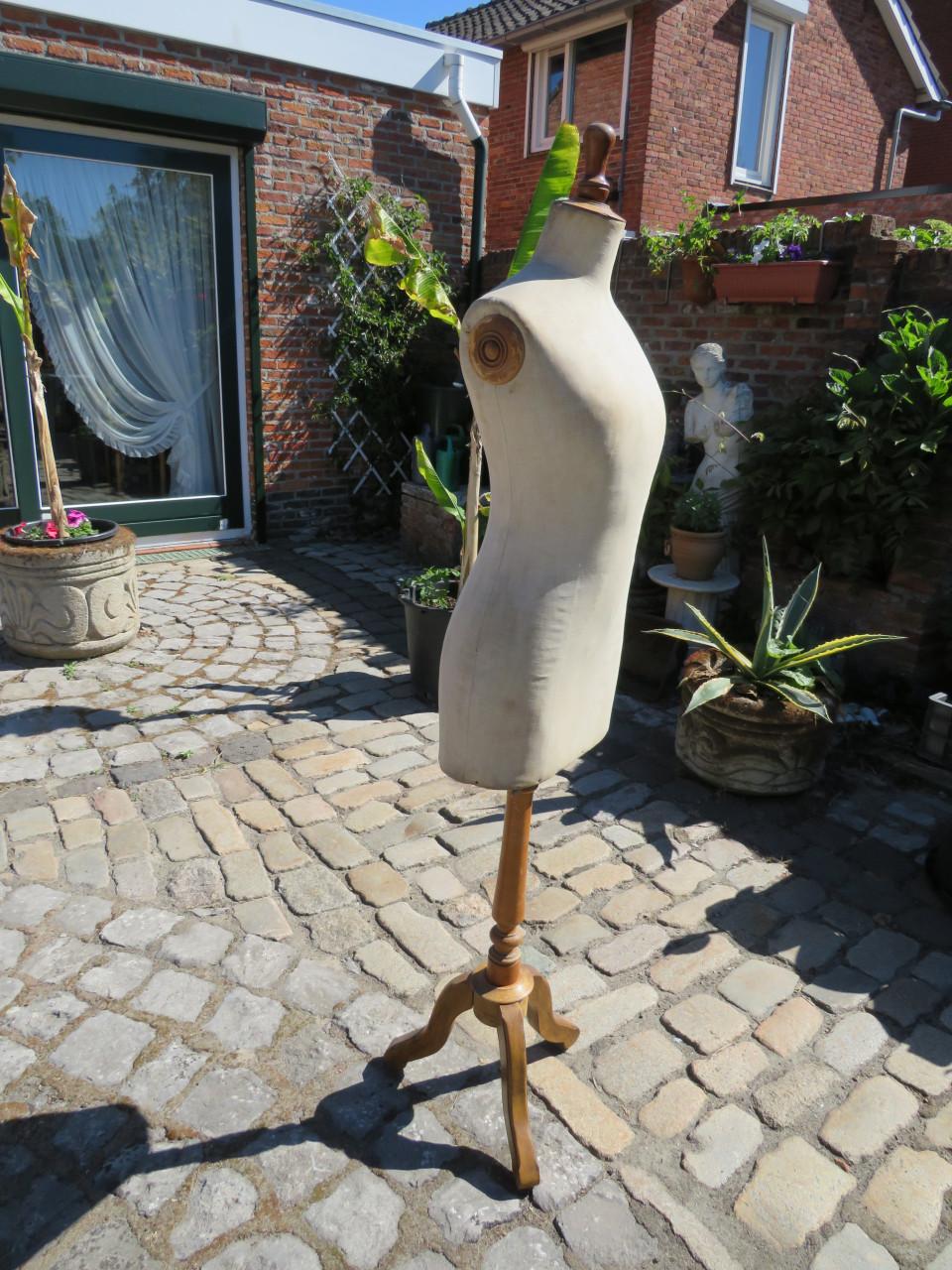 Antieke paspop met houten onderstel