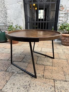 Houten bijzettafel met zwart stalen frame.