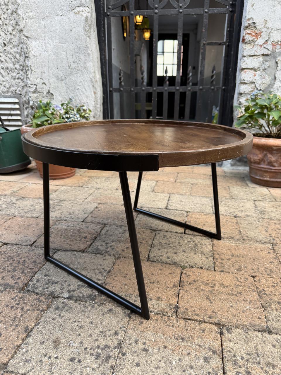 Houten bijzettafel met zwart stalen frame.