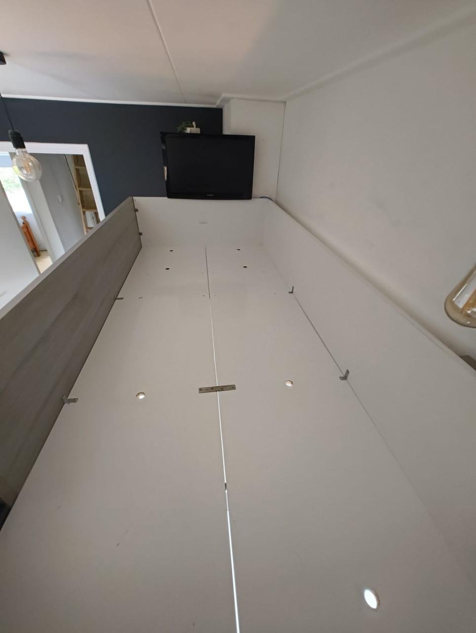 Hoogslaper met bureau en kledingkast