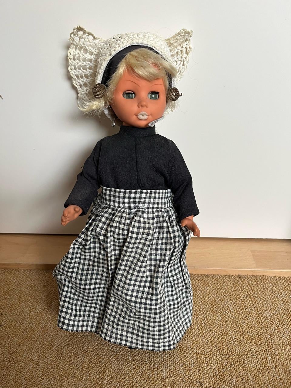 Pop in Zeeuwse klederdracht, 37 cm.