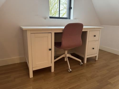 Bureau uit de Ikea serie Hemnes, wit gebeitst 155x65 cm