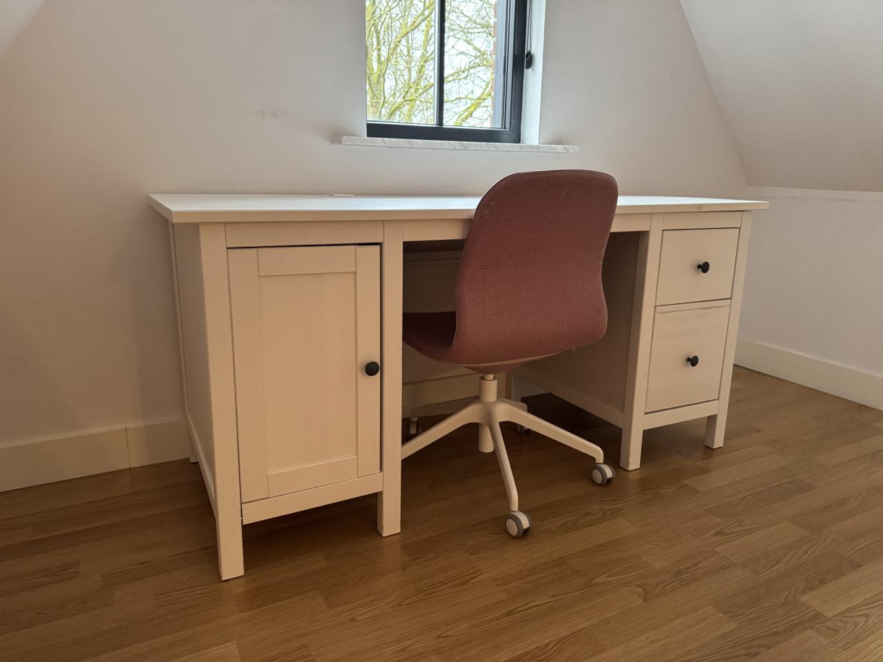 Bureau uit de Ikea serie Hemnes, wit gebeitst 155x65 cm