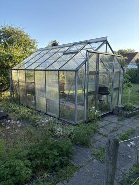 Glazen tuinkastje