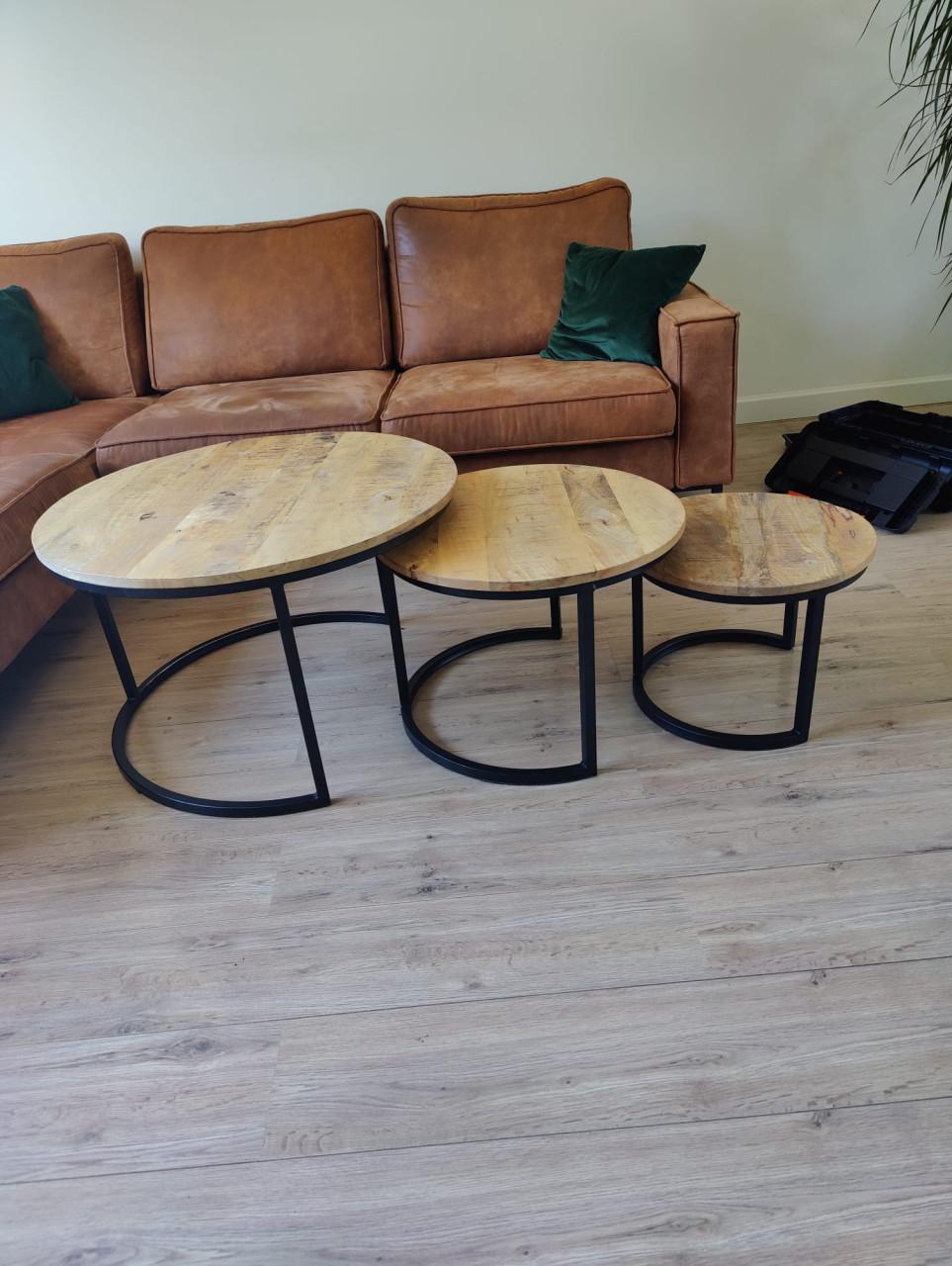Hoekbank, eettafel + stoelen, salontafeltjes, dressoir