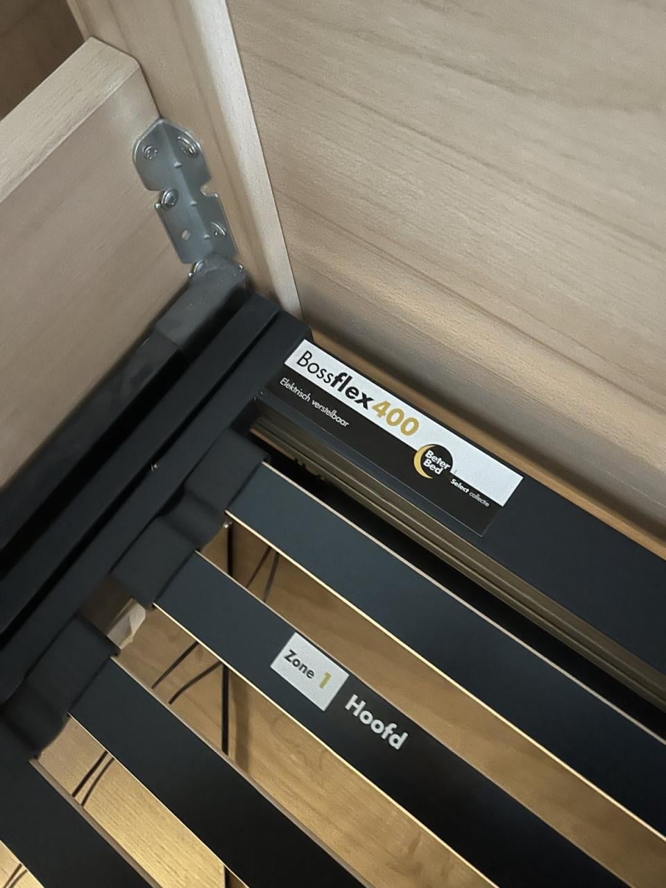 Eiken ledikant + elektrisch verstelbare lattenbodem. Incl. matras nachtkast