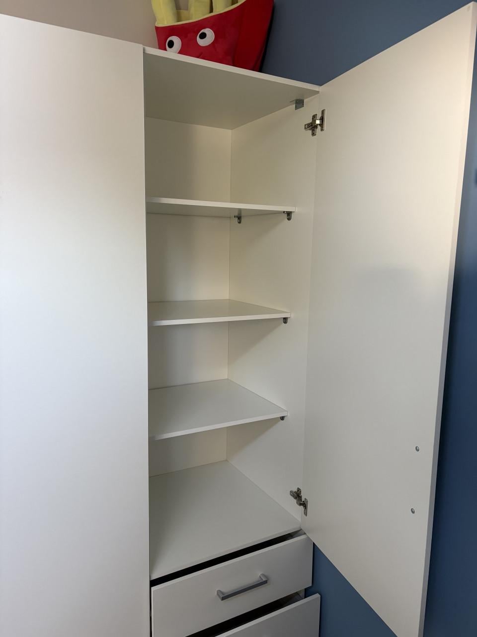 Witte kledingkast