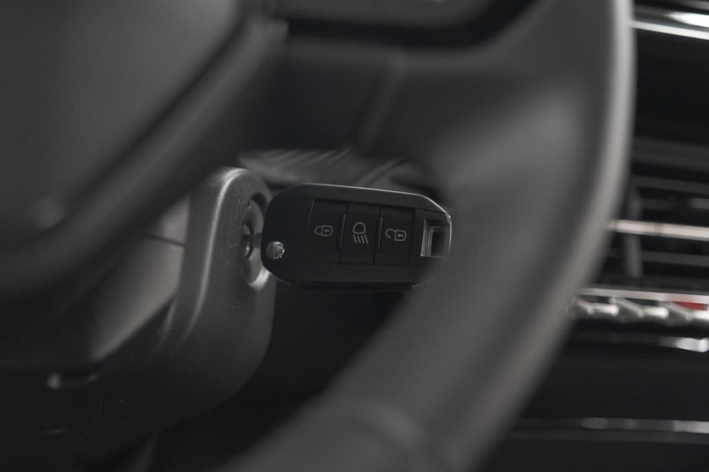 Peugeot E-2008 ev active 50 kwh | parkeersensoren | apple carplay | climate