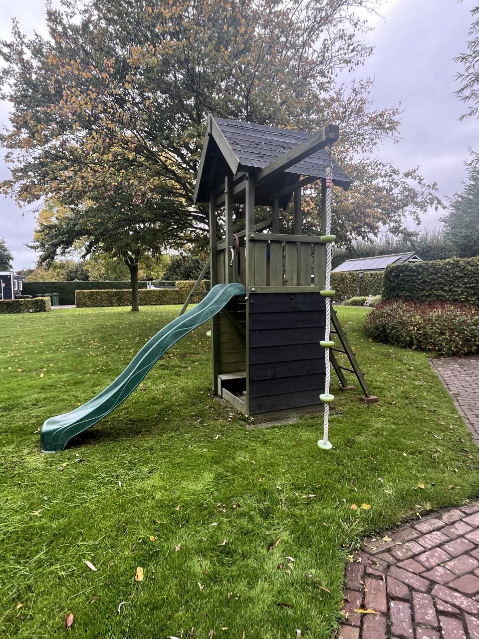Speeltoestel met schommels,  glijbaan, enz.
