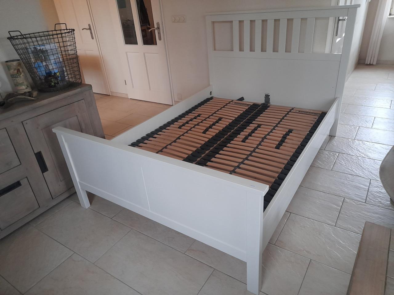 2 Persoons bed 140 x 200 met verstelbare lattenbodems(in goede nette staat)