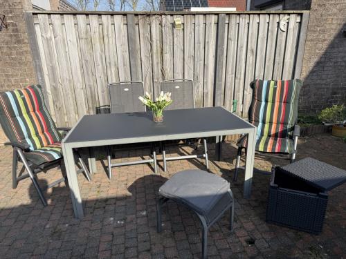 Tuintafel/ 4 Hartman verstelb stoelen. 4 kussens,  Kubus en voetenbankje.