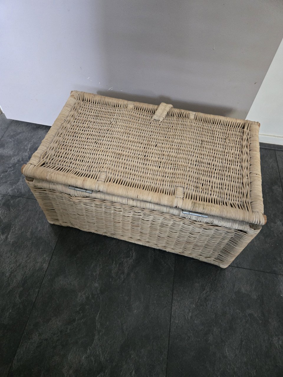 Grote rieten mand met deksel op scharnieren.L52.5xB30zH24cm