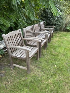 4 hardhouten tuinstoelen