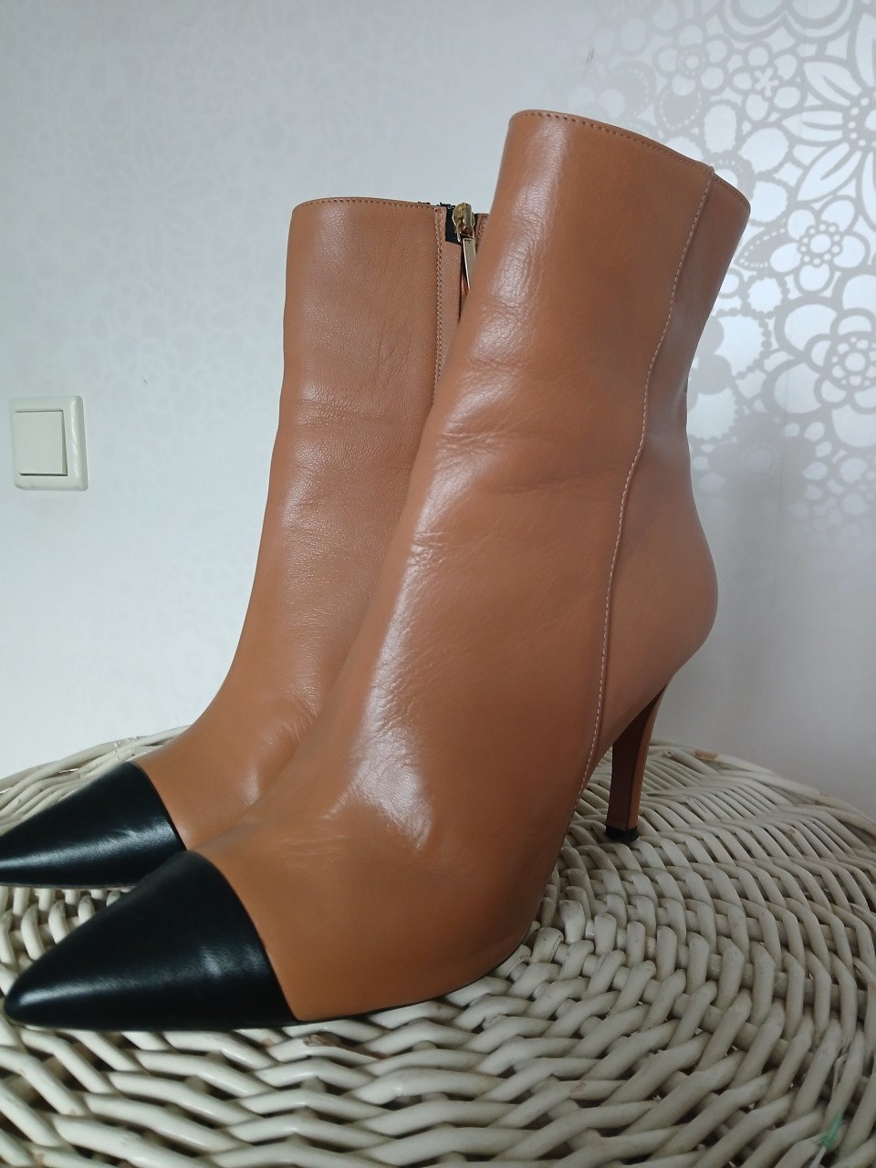 Leuke enkellaarsjes , camel/zwart, maat 39