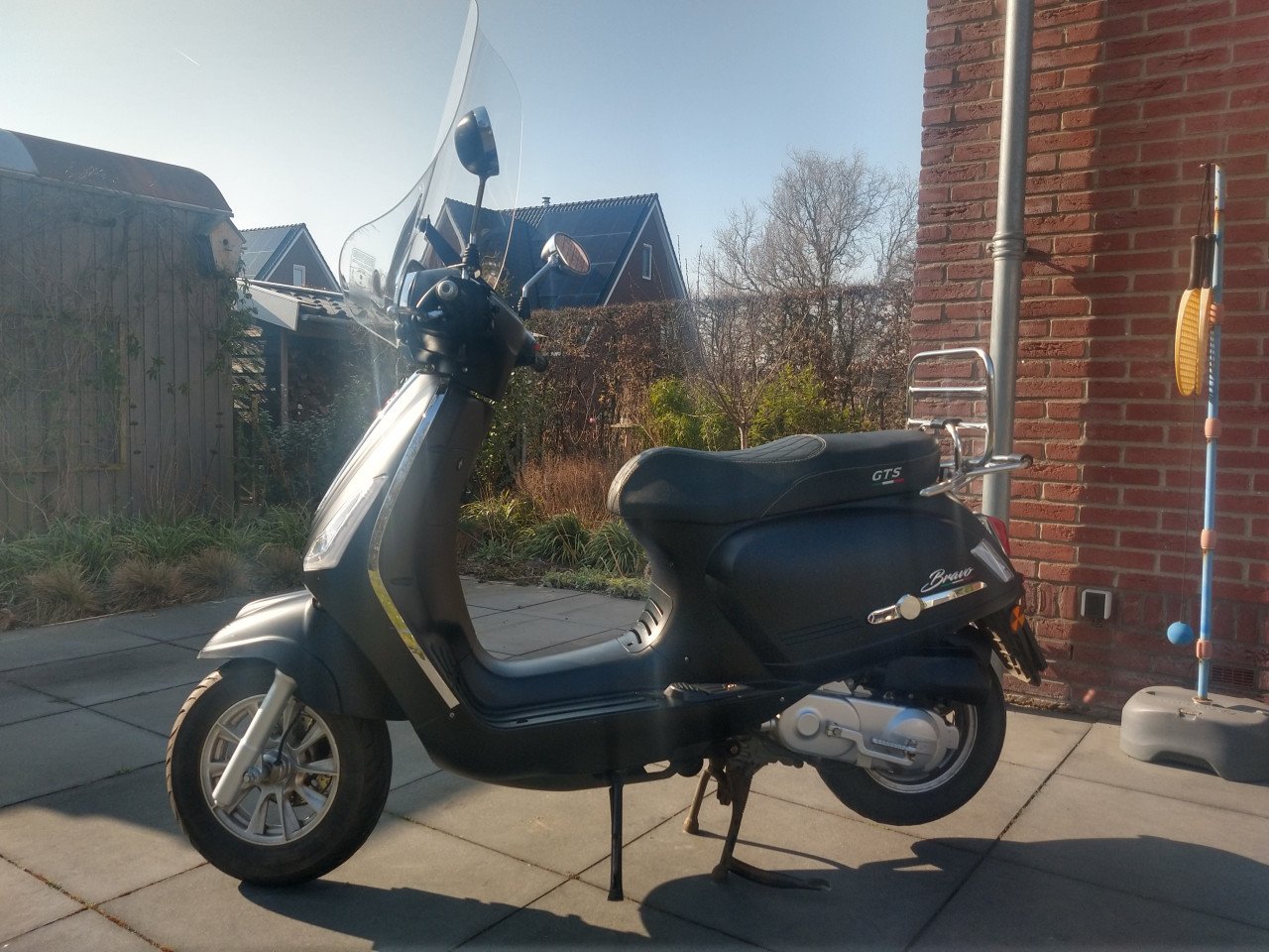 Leuke scooter GTS Bravo geel kenteken