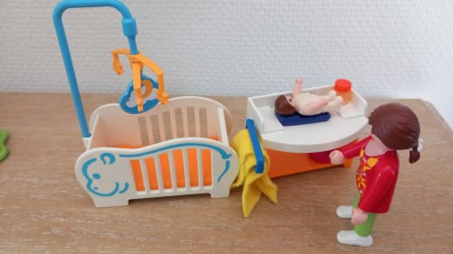 Playmobil baby met slaapkamer en mama