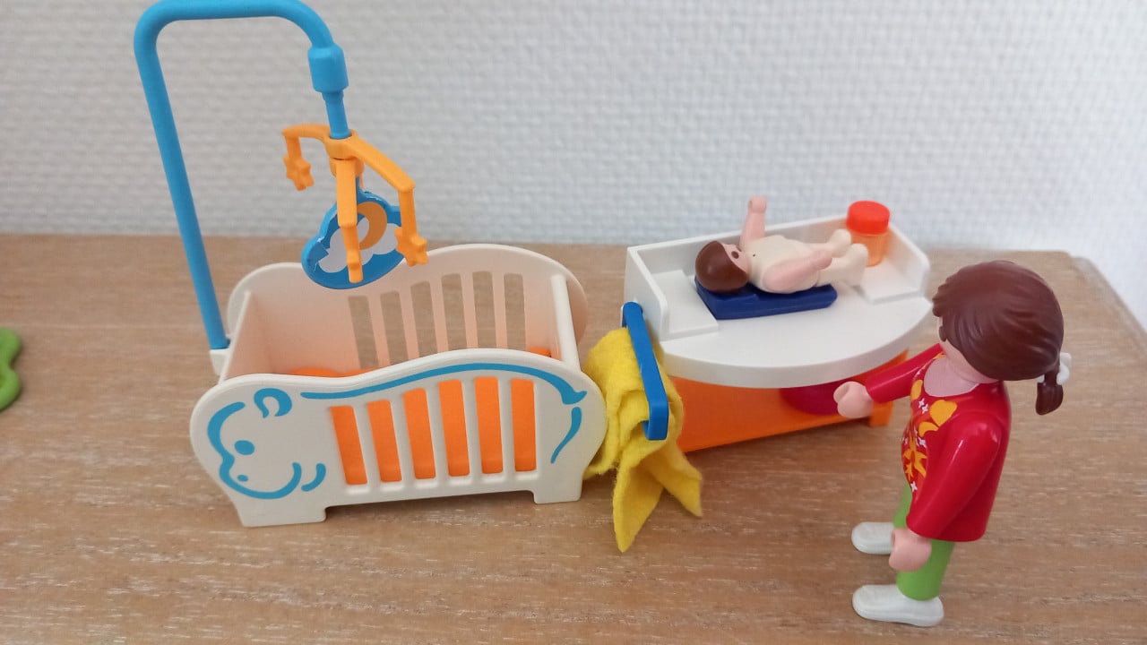 Playmobil baby met slaapkamer en mama
