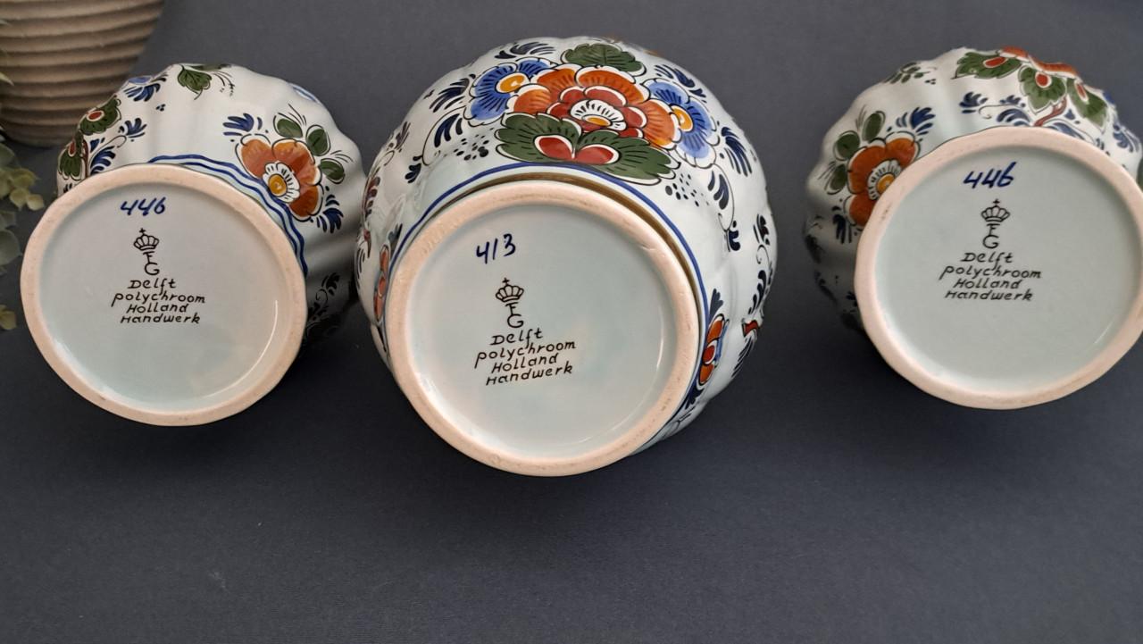 Delfts polychroom set van porseleinen vazen