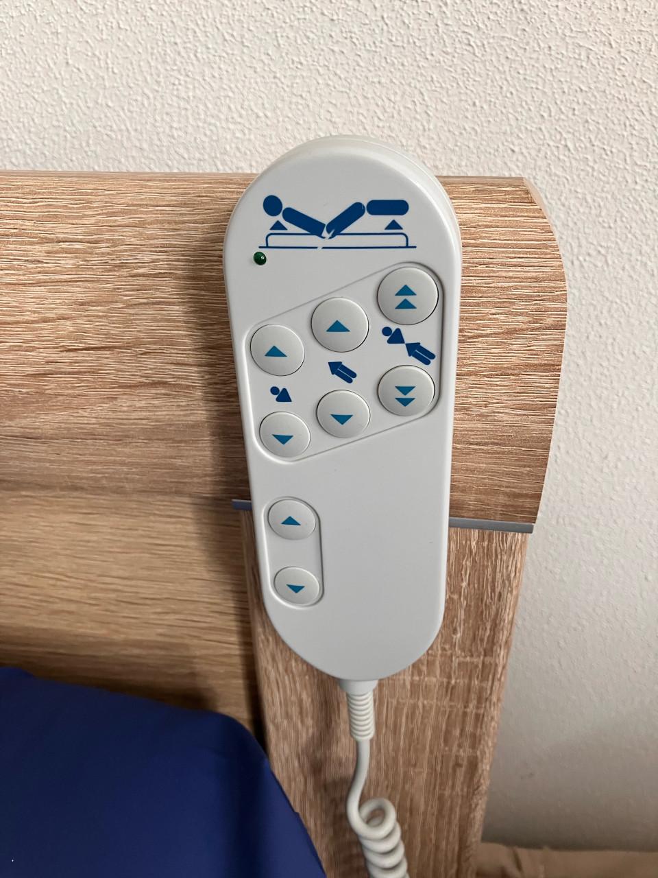 Elektrisch seniorenbed eiken look met papagaai