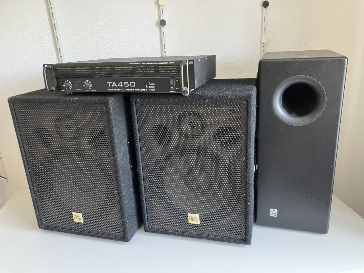 Versterker 2x200W T.amp met boxen