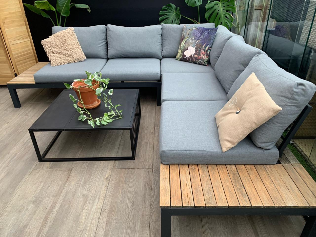 .loungeset alminium met naturel hout, kussens en tafel.