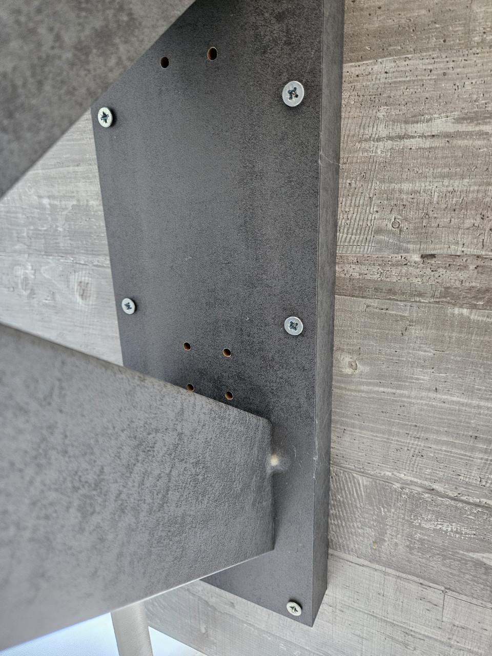 Goed onderhouden eettafel.