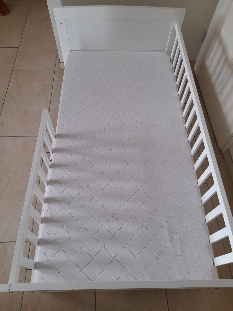 Peuterbed + matras (in goede nette staat) 70 x 140