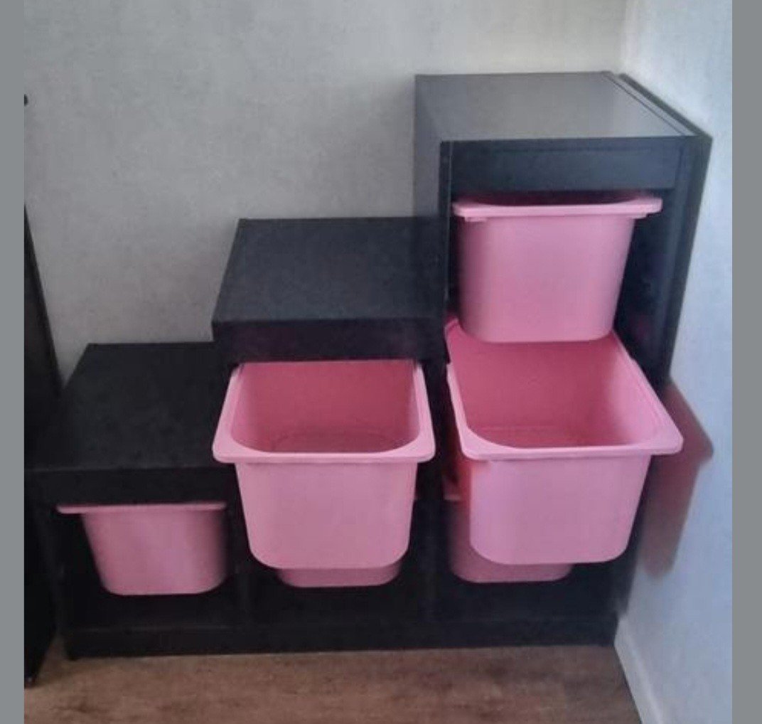 Trofas ikea opbergkast, zwart met roze bakken