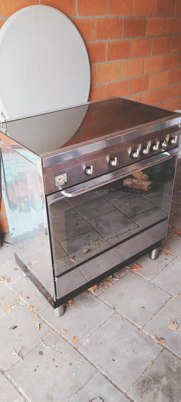 SMeg fornuis/oven €200,- voor degene die 'm 29 of 30 mei komt ophalen!