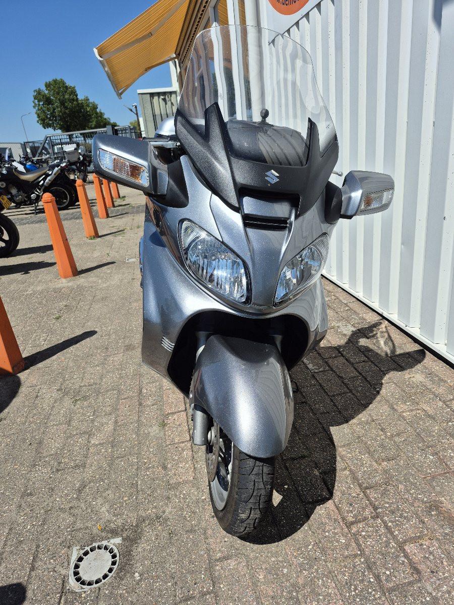 Suzuki Burgman 650 Executive uit 2007, grote motorscooter
