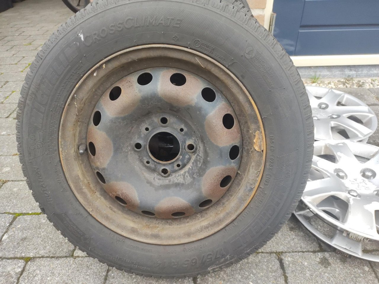Setje stalen velgen en banden van een Peugeot 206