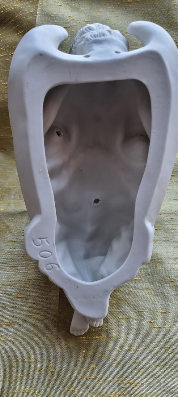 Wijwaterbakje Engel antiek, wit biscuit porselein.