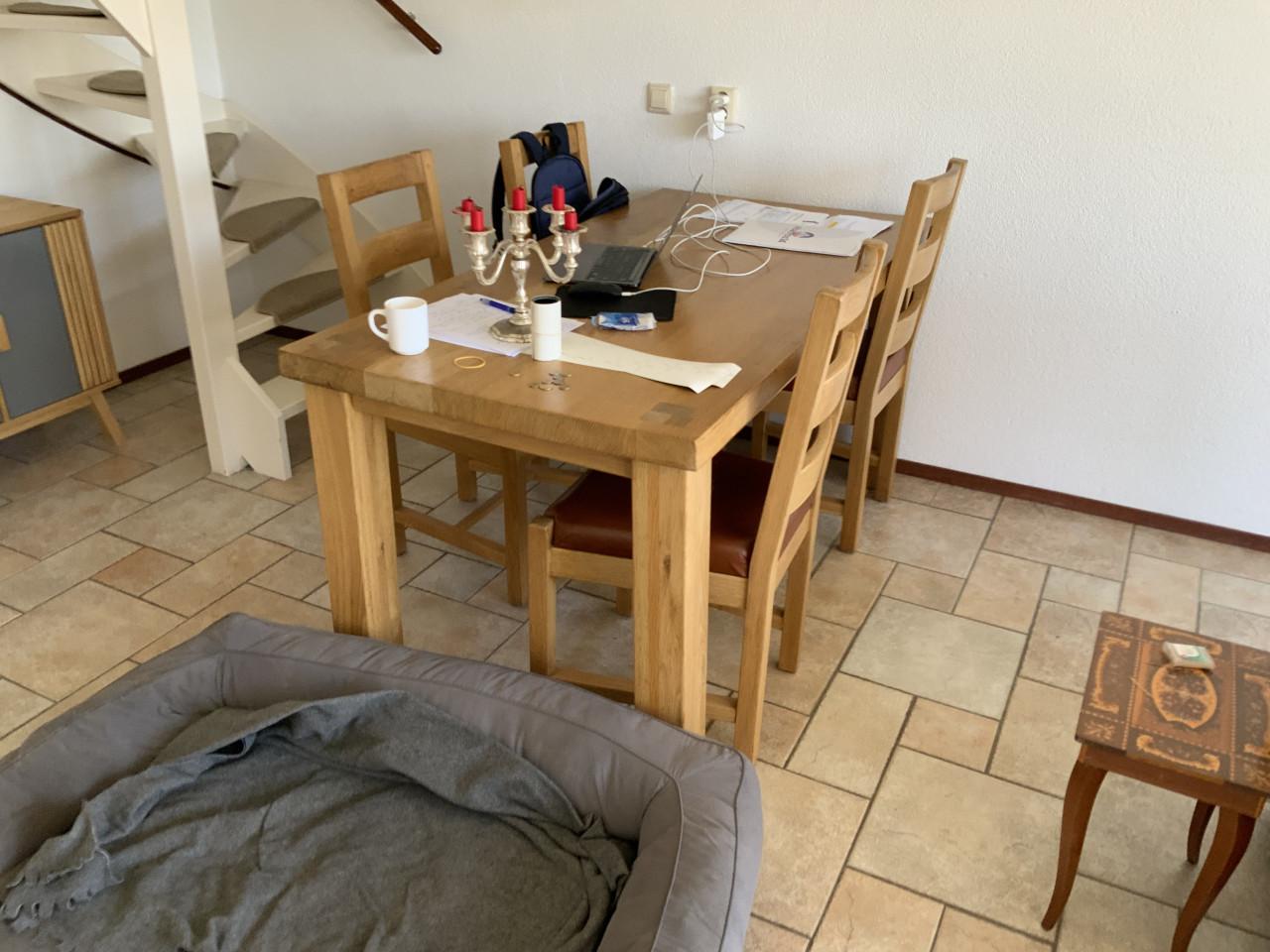 Meubels, eettafel 4 stoelen, salon tafel, lederen 2zits, 2 fauteuils leder