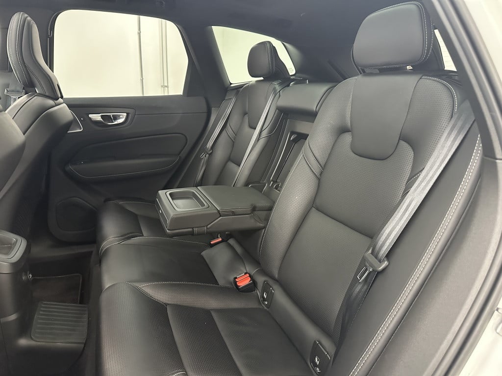 Volvo XC60 2.0 t8 awd recharge r-design | luchtvering | b&w | nappaleder |