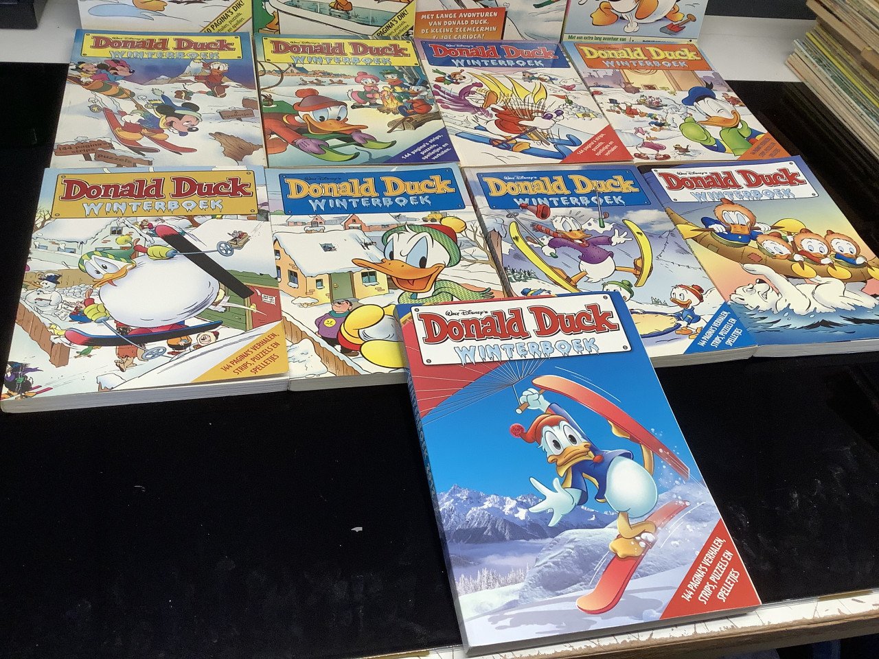Grote stapel Donald Duck vakantie- en winterboeken.  Alleen af te halen.