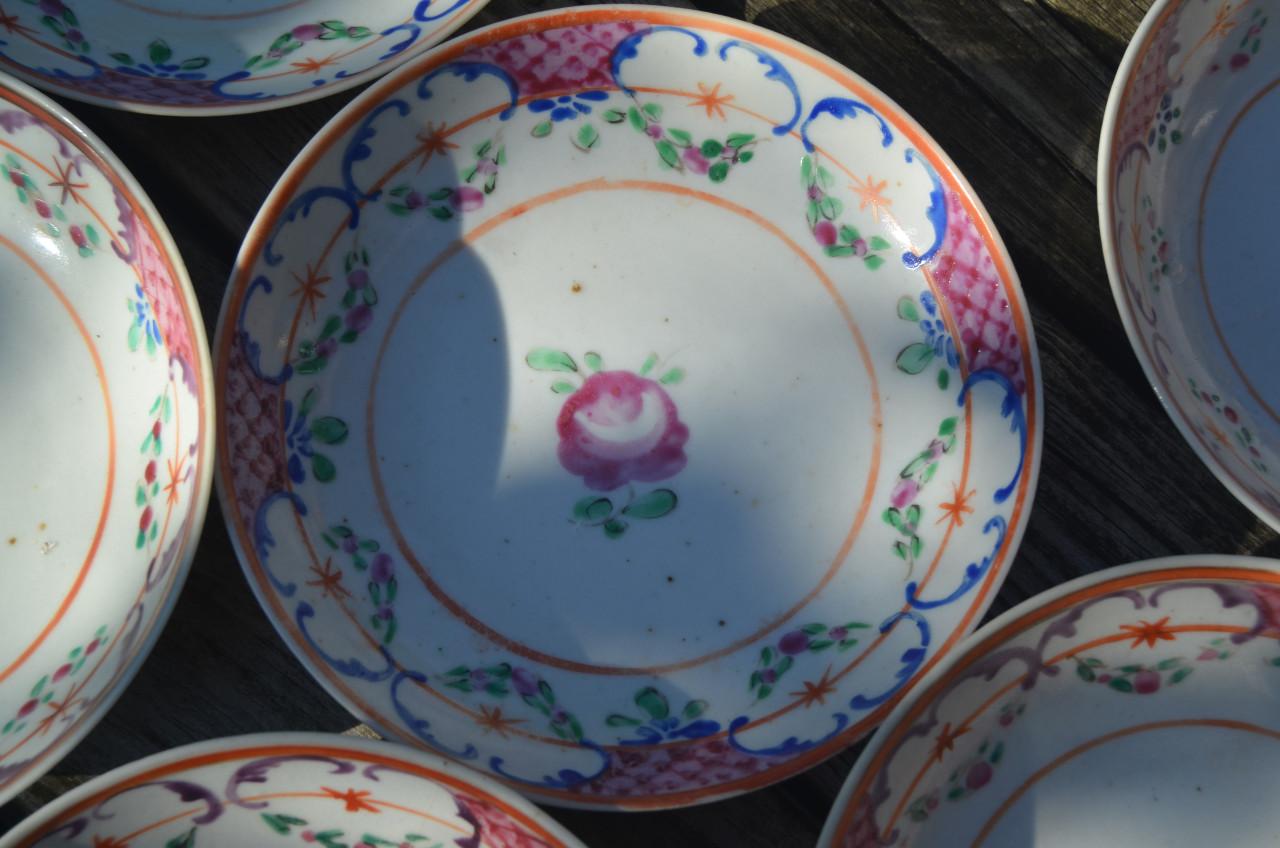 7 Lowestoft porseleinen bordjes 1757 - 1802