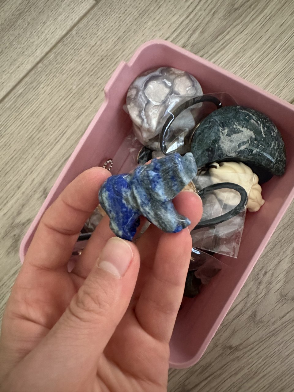 Kristallen/edelstenen in een bakje
