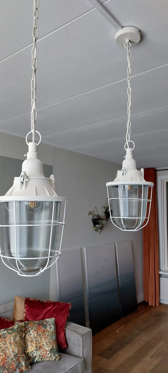 Klok, lampen en decoratie