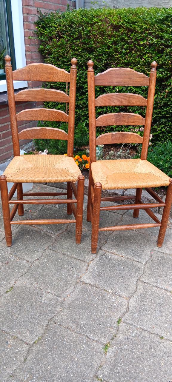 2 HOUTEN STOELEN met RIETEN ZITTING