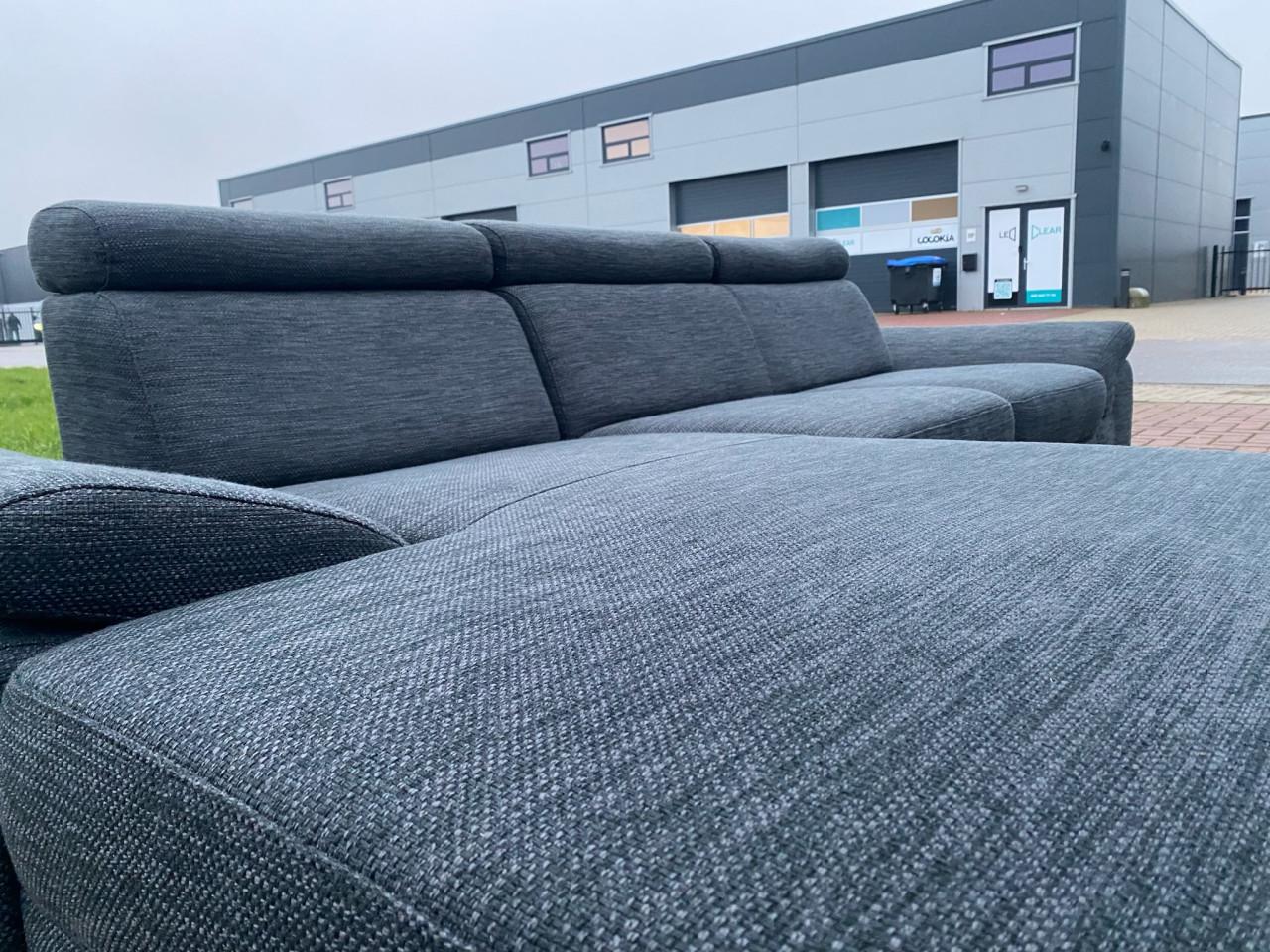 GRATIS LEVERING HEEL NL Montel Grjs Stoffen Hoekbank + Hocker