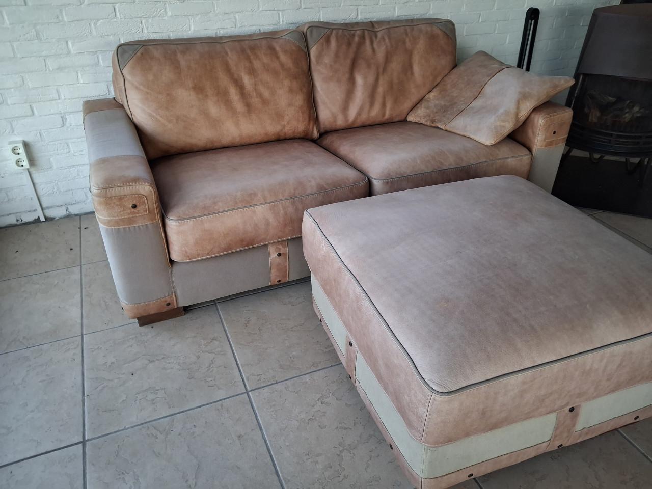 Leren 2 zits bank met hockers.