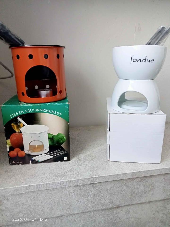 2 fondue sets