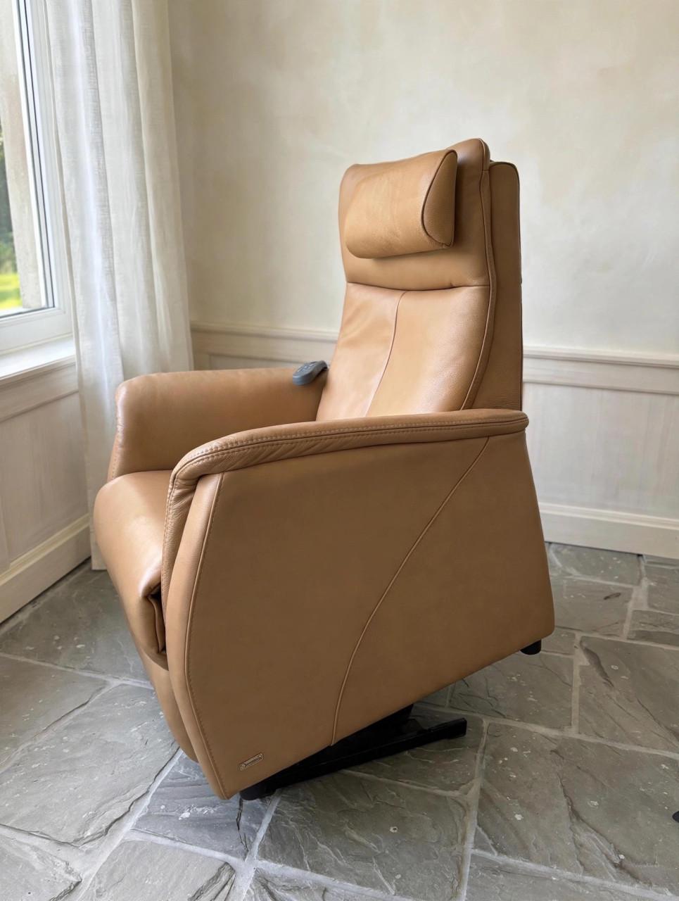 Prominent sta op en relax fauteuil, elektrisch bedienbaar