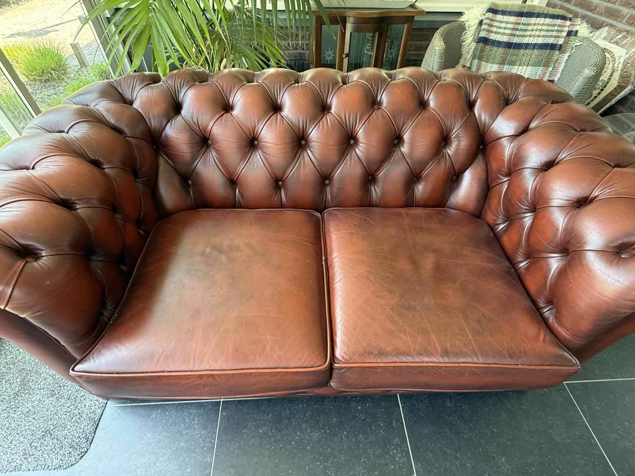 Originele Chesterfield 2-zits bank – nagenoeg nieuw